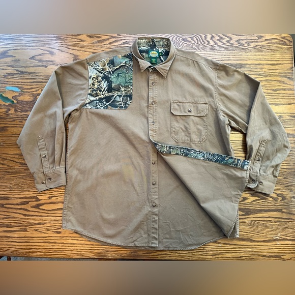 Cabela’s button up with real tree detailing. Size 2XL. - Picture 2 of 5